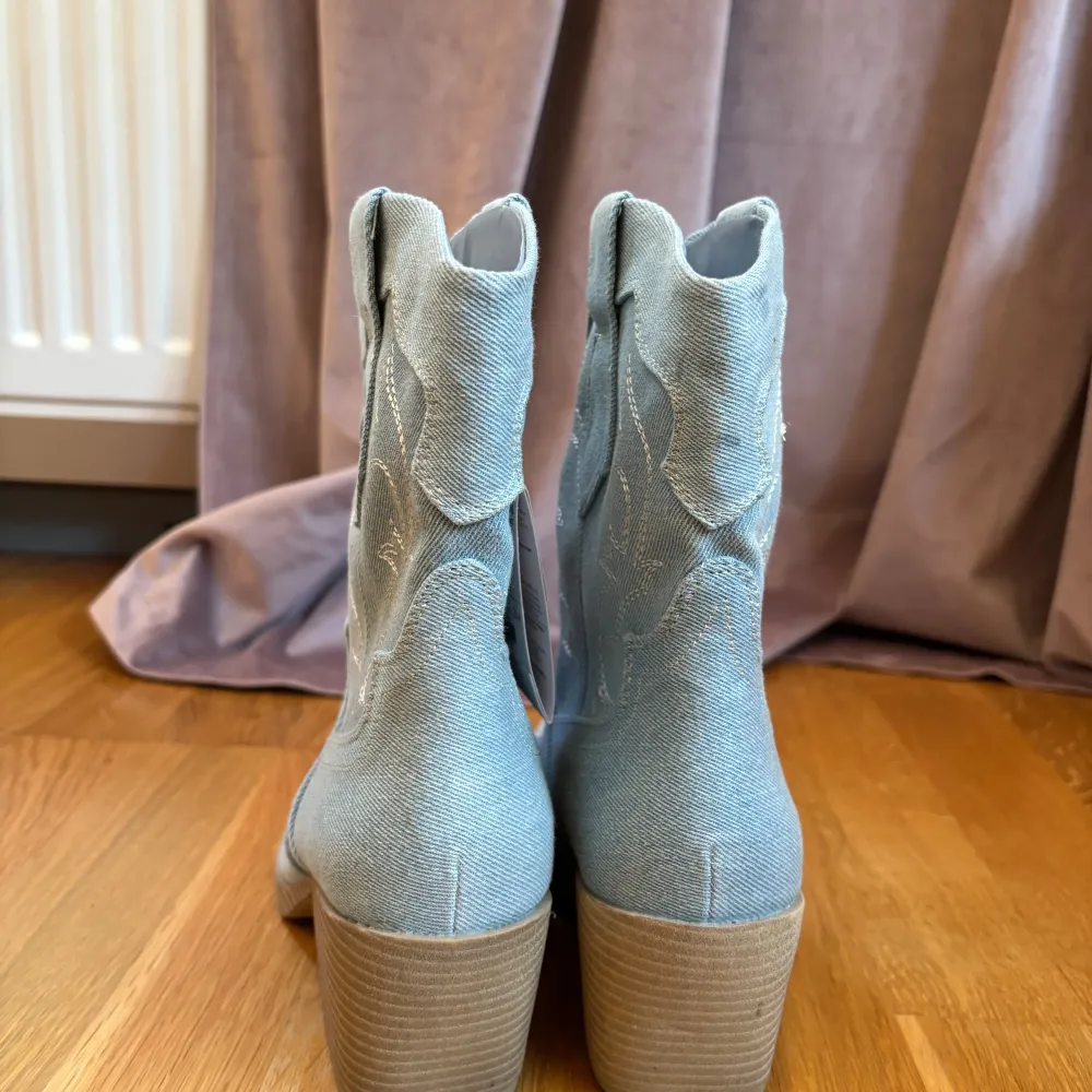 Säljer mina oanvända boots från Bershka då de aldrig kom till användning. Superfina till festival o konserter. Prislappen sitter kvar och nypris: 480kr!💞💞. Skor.