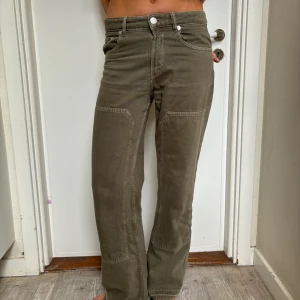 Lågmidjade jeans - Lågmidjade jeans med perfekt passform!! Sitter så snyggt på! Coola detaljer🥰