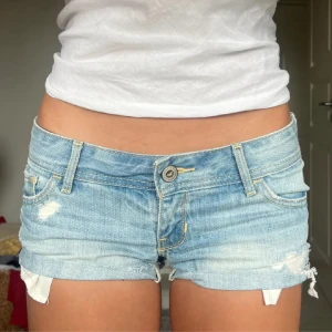 Jeansshorts - INTRESSEKOLL på mina Hollister shorts, de 2 första är inte mina bilder men shortsen jag har är de som finns på de 2 första bilderna då de är köpta av henne.💞