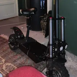 Snabb Elscooter som åker i 95 km/h toppfart ,den är i ny skick och ny pris på den här modellen är 22 K ,laddare medföljer. OBS priset är ej hugget i sten👍🏽