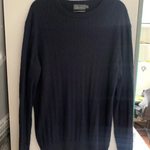 Kabelstickad kashmir tröja - Snygg kabelstickad Kashmir tröja. Skick 8.5/10