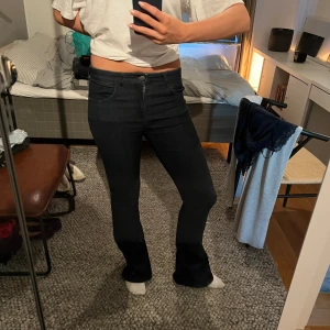 Armani jeans - Marinblå bootcut jeans från Armani i storlek 27/S! Passar mig som är runt 173 cm🩷