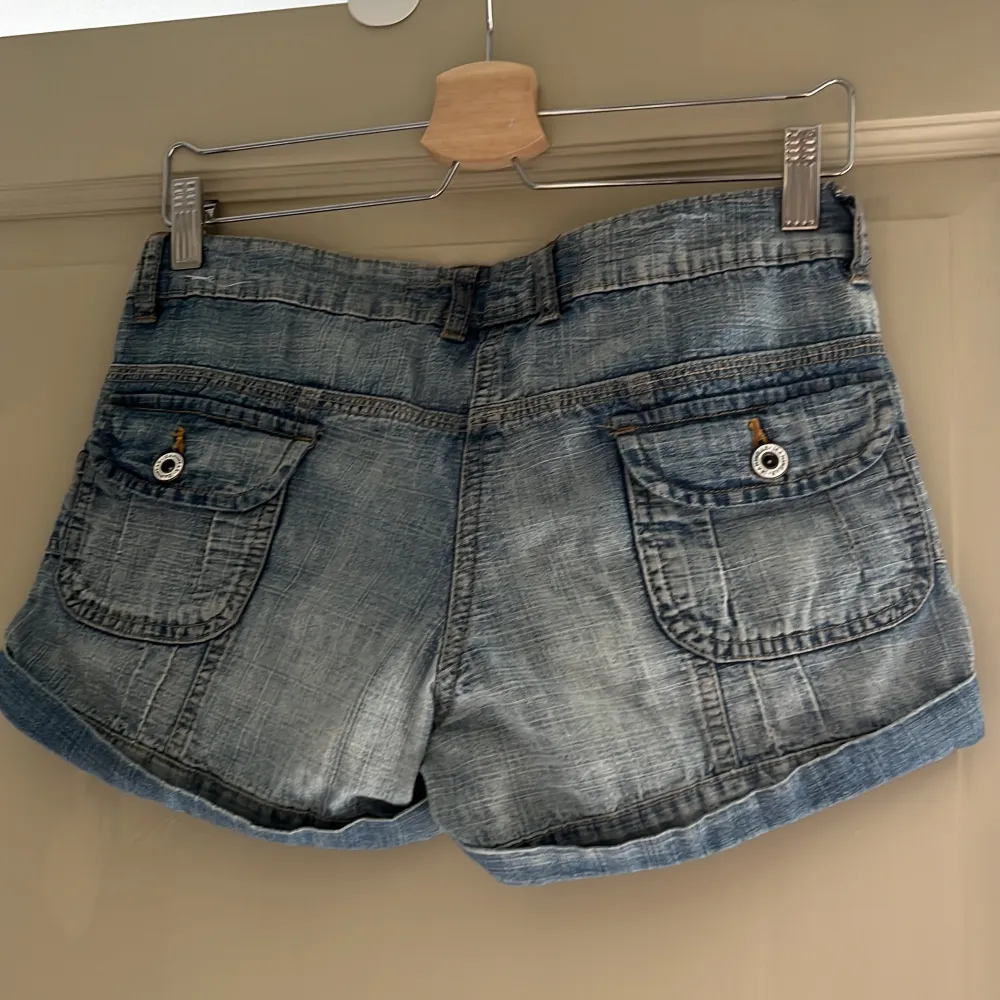 Säljer mina supersnygga lowwaist shorts som var för små och därför aldrig kommit till användning. Sitter som xs/s. Shorts.