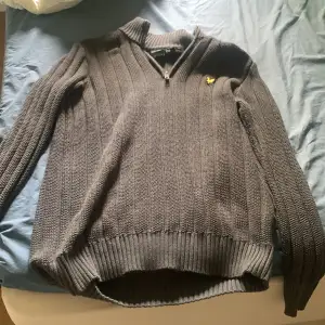 Köpte den här tröjan på zalando för 1300 på rea men den va förstor. Den har använts 2 gånger och tvättats en gång. Den är tjock och är perfekt till hösten och vintern. Obs möts bara, bor i Stockholm. Pris kan diskuteras vid snabb affär