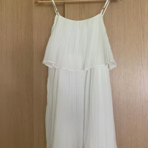Vit volangklänning - Plisserad vit volangklänning 