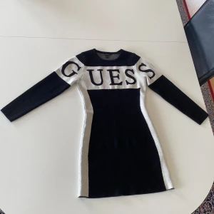 Guess tjock klänning - Säljer en Guess tjock klänning för att den används inte mer 👗 Inga defekter och ser super ut! 