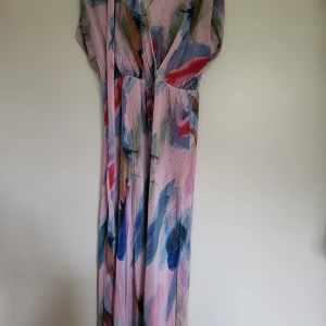 Midiklänning  - Midiklänning Veckat tyg   Mindre i storleken, men stretchig 