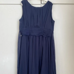 Marinblå klänning  - Säljer denna fina bröllopsklänningen/klänning i bra skick! Passar storleken XS. Skriv privat för fler bilder! 💕💕