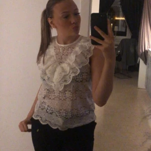 Fest topp - Säljer denna jätte fina topp från Only 💕 Säljer för den ör för liten 💕