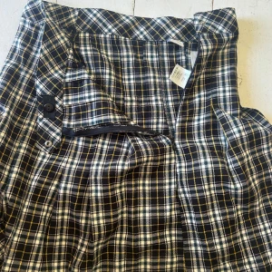 En rutig kjol - Passar till allt. Använd 1 gång.