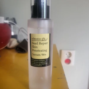 Snail repair serum från temu  - En serum som kallas för snail, den är väldigt lik vanliga snail märket men är lite biligare och nyöppnad 