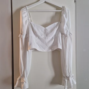 Tröja - Fin topp med detaljer på armarna, använd 1 gång och säljer då den blivit för liten för mig