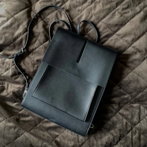 Carin Wester väska  - Ryggsäck från C.W. Nyskick.  Bredd 28cm, höjd 35cm  Kan mötas upp i Linköping 