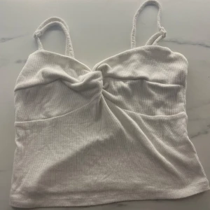 Vit topp  - Fint skick, inga fläckar, snutet bröst, justerbara axelband