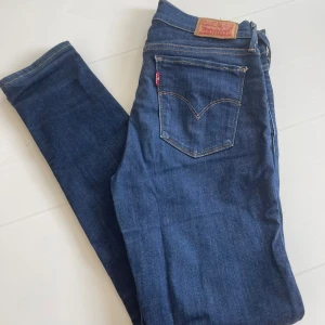 Levis 710 Super skinny - Jeans från Levi’s 💙 Modell 710 - Super skinny  💙 Storlek 27 💙 Slining i grenen (se bild) 