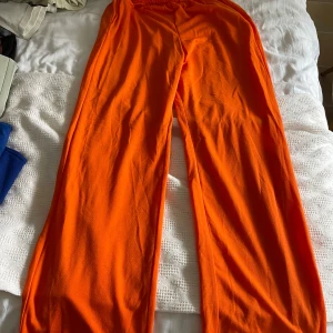 Organa byxor  - Detta är oranga byxor som är väldigt sköna, kan användas till någon sport eller när man gymmar men även när man bara vill ha på sig mjukis. 