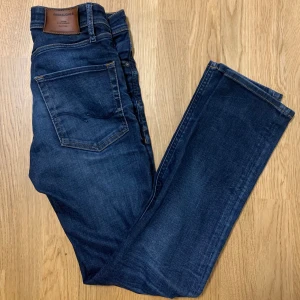 Jack&Jones Jeans - Jack&Jones jeans som är i mycket bra skick, storlek 27 W 30 L som översätts till xs/s. Modellen är slimstraight och färgen är mörkblå. Orginalpris 700 kr säljer för 399 kr.