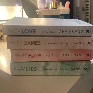 Twisted bok serie av ana huang  - Köpte böckerna 2023. Älskade så mycket. Nu vill jag sälja de för att nån annan jag gilla de som jag gjorde