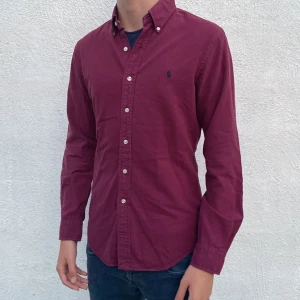 Ralph Lauren skjorta - Säljer nu en Ralph lauren skjorta i en sjukt snygg färg. Skicket är väldigt bra! Hör av er vid funderingar.