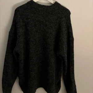 Stickad tröja  - Stickad tröja i storlek S från lager 157