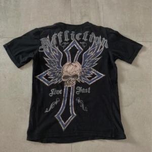 Affliction tshirt  - Skitfet svart affliction tshirt. Säljer för att den är lite för liten på mig och inte kommer till användning. Skriv för mått