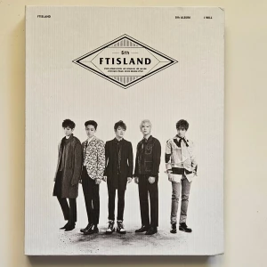 Kpop album  - Ft island femte albumet. En skiva och album med bilder. Möts i Gbg eller på närcon. 50kr. 