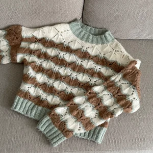 Stickad Zara tröja - Super fin stickad tröja från Zara. Sitter super fint på men är inte riktigt min stil så har bara använts ca 5 gånger! Står L i tröjan men sitter mer som en smått oversized S