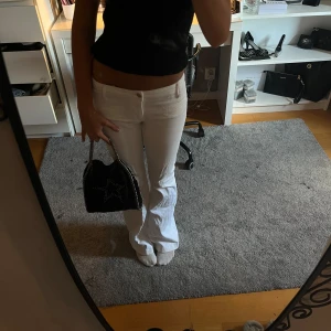 Vita low waist jeans  - Jätte fina vita low waist jeans, jag är 172cm och har 72 i midjemått och dom sitter perfket på mig💕