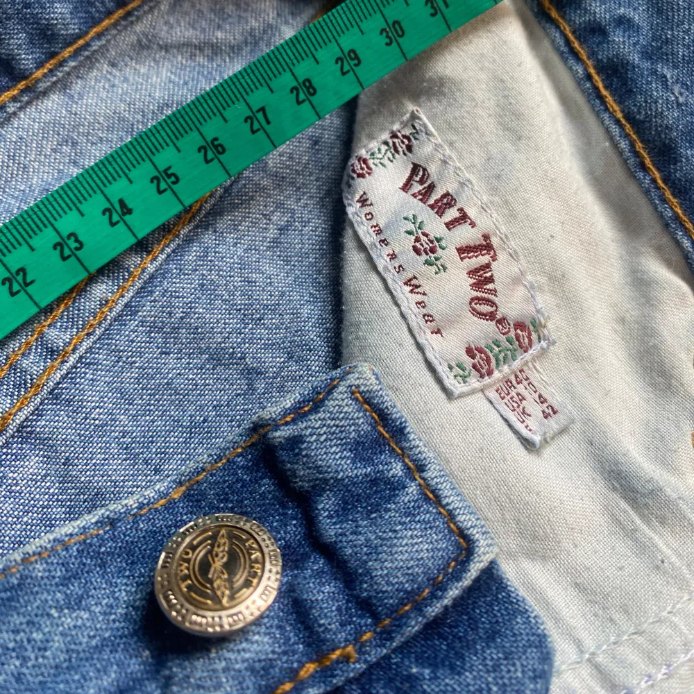 Vintage jeans från Part Two i gott skick!  ≈36cm tvärs över midjan  Part two är ett välkänt företag med jeans av fin kvalitet samt passform anpassad utefter kvinnor.  Därav köpta för ca1000  men mitt pris är 279kr. Jeans & Byxor.