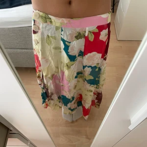 lågmidjad långkjol  - säljer denna snygga långkjol från gina i storlek xs. den har fyra knappar på sidan. 