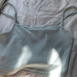 ljus blå topp - säljer denna ljusblå topp från hm i storlek s