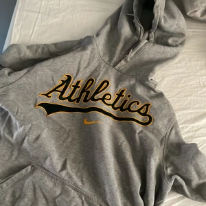 Nike hoodie  - Vintage Nike hoodie, skit snygg och jätte skön. Lite urtvättad annars allt bra