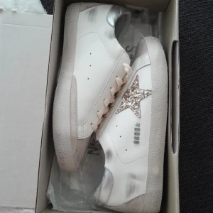 golden goose skor - golden goose skor med guldig stjärna 🌟 💕🌸 helt oanvända och väldigt populära och snygga. köpte det här på plick för cirka 4,6. 