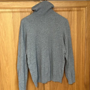 Turtleneck  - Hejsan, säljer min turtleneck storleken är M för liten för mig köpte den för 200kr säljer den för 100kr.