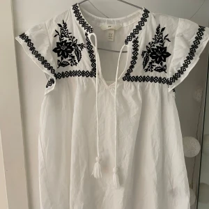 Blus hm - super fin och somrig blus från hm! Storlek xs och som ny, inga fläckar 🤗 Knappt använd