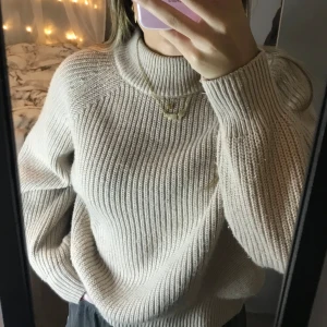 Stickad tröja - Stickad tröja från H&M, nästan aldrig använd så inge defekter. Säljer för att den inte kommer till användning. Storleken är Xs men skulle säga att den är lite oversized. Skriv vid frågor💕 (Köparen står för frakten💗)