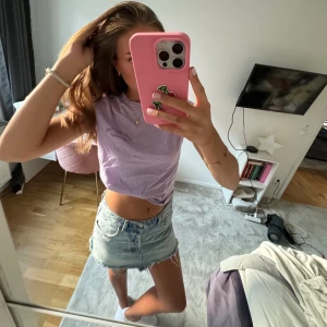 Lila tshirt - Lila T-shirt som kanske är använd 1 gång, den ser rätt skrynklig ut men det är bara att stryka till💜