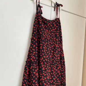 Klänning - Fin blommig klänning med rosetter! Är i storlek XL, alltså är den stor i midjan men inte så lång så man kan ha det i mindre storlek också! Skriv privat för fler bilder ! 💌