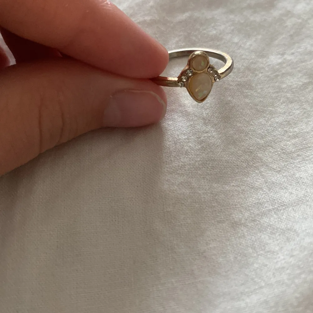 Alla fem ringar är i bra skick, rostfria, guld och silver, kan säljas för dig då blir det för var och en ring kostar 20kr st . Accessoarer.