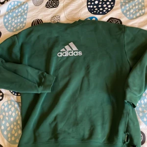 Clean långärmad tröja - Skön långärmad tröja med adidasloggan på bröstet  Litet hål vid vänstra sidan av midjan från att hålla skateboard med griptapen inåt😬