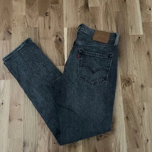 511 Levis grå - Använda 5 gånger. Passade inte mig bra. Cond 9/10. Modell 511 Storlek 32/32 Pris: 200kr