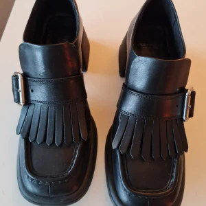 Vagabond loafer strl 37 - Snygga liafer med detaljer i strl 37. True to size. Äkta skinn och gummiklackar