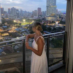 Långklänning - Vit långklänning från h&m använd endast en gång för att ta dessa bilder hihi. Superfin men lite för stor för mig, passar även att ha under en tröja så det blir som en långkjol 🤍 jag är 160cm och den går till anlklarna på mig