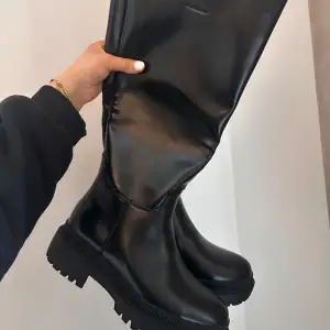 Höga boots 💕 Använda 1-2 gånger men som nya förutom liten repa på vänster sko!