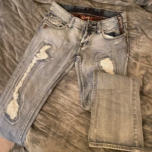 Vintage jeans - Lågmidjade vintage jeans. Lite bootcut! Storlek 28. Jättefint skick, har inga bilder på!  Midjemått: ca 81 Innerbenslängd: ca 81 