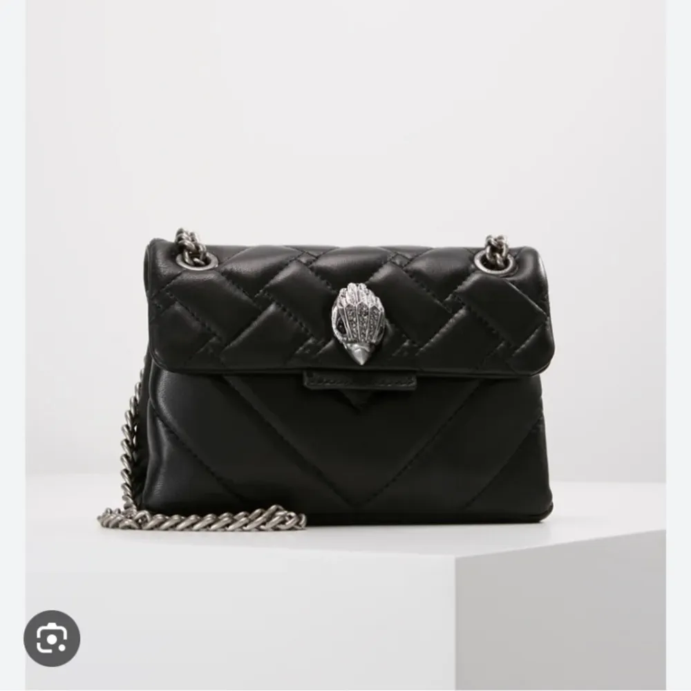 Säljer nu denna jättesnygga svarta Kurt gegier väskan mini! Inte använd särskilt mycket så i super bra skick!  Nypris 2400kr säljes för 1300. Väskor.