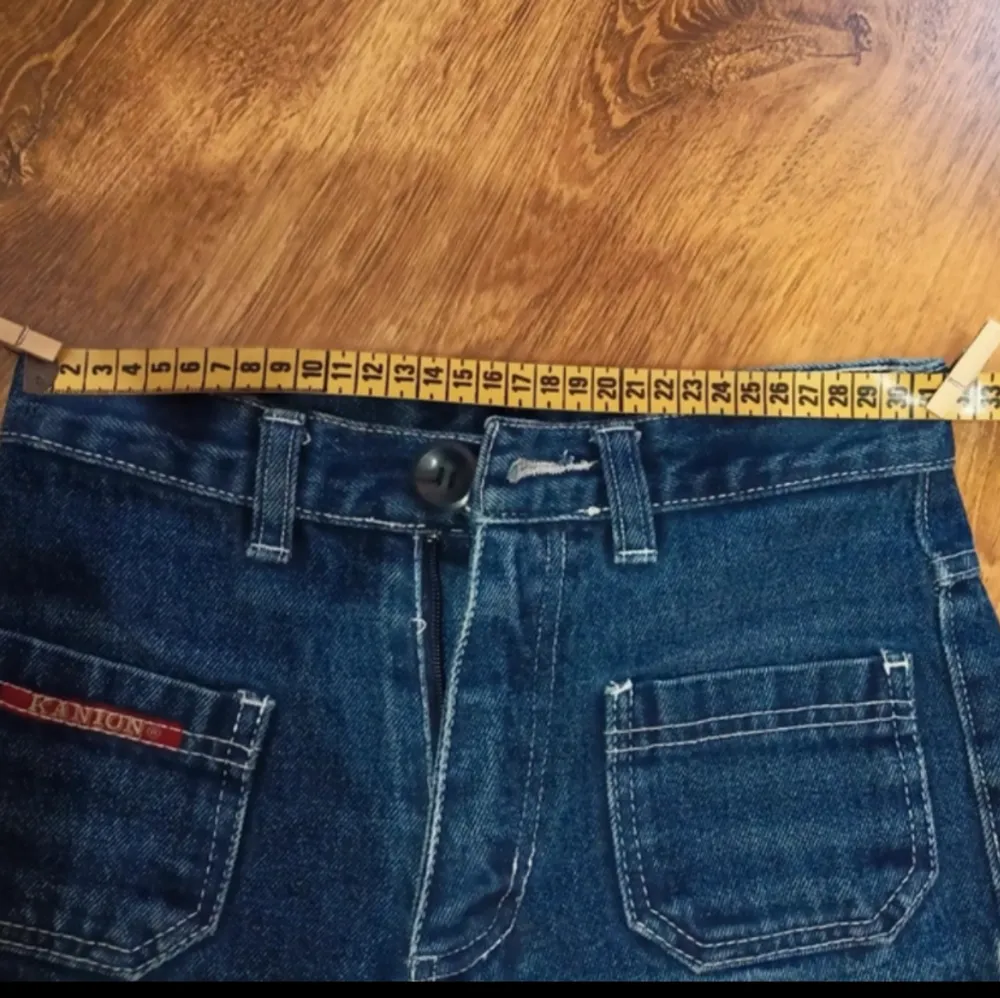 Så snygga jeans men tyvärr för små för mig, de är ungefär midrise skulle jag säga och är i storlek xs. Jeans & Byxor.