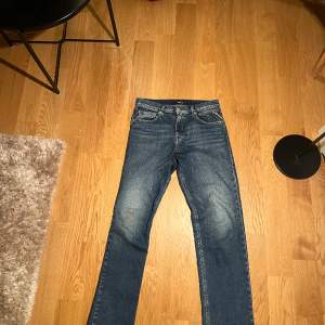 Blå replay jeans i storlek 28/31. Riktigt bra skick. ( Riktigt Grisch). Tveka inte med att höra av er vid frågor eller funderingar!