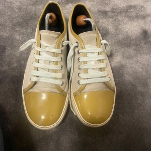 Lanvins 9/10 - Lanvins i ett riktigt fint skick 9/10 Säljer för att jag behöver pengar.