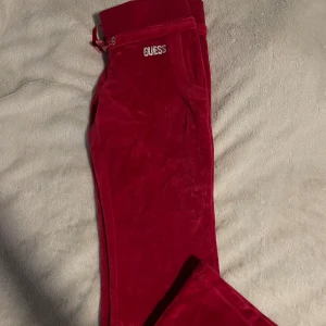Guess y2k pants  - Super snygga utsvängda lågmidjade guess mjukisbyxor💋
